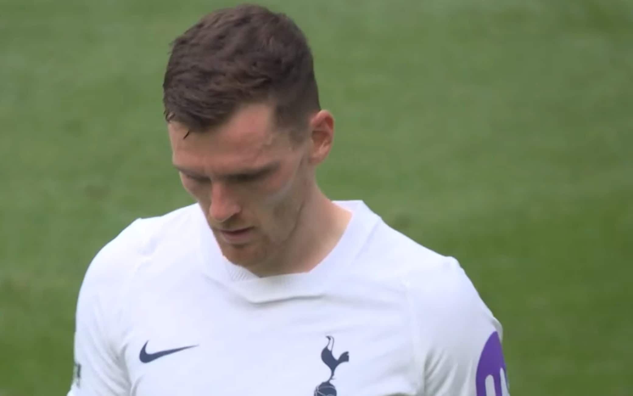 Tottenham, Robertson evita il calcio d'angolo ma manda in rete l'Aston Villa. VIDEO