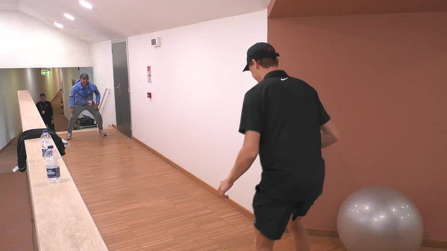 Sinner si riscalda coi piedi: palla da tennis e palleggi