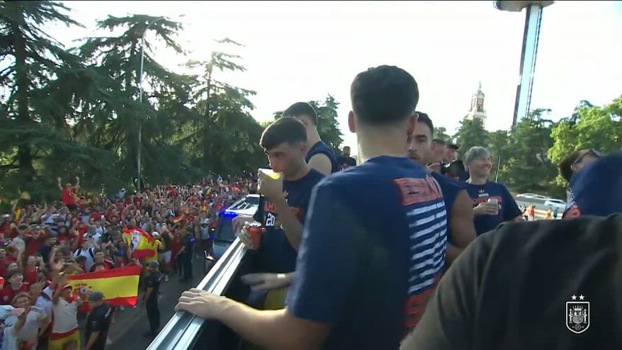 Spagna, inizia la festa Mondiale con il pullman scoperto