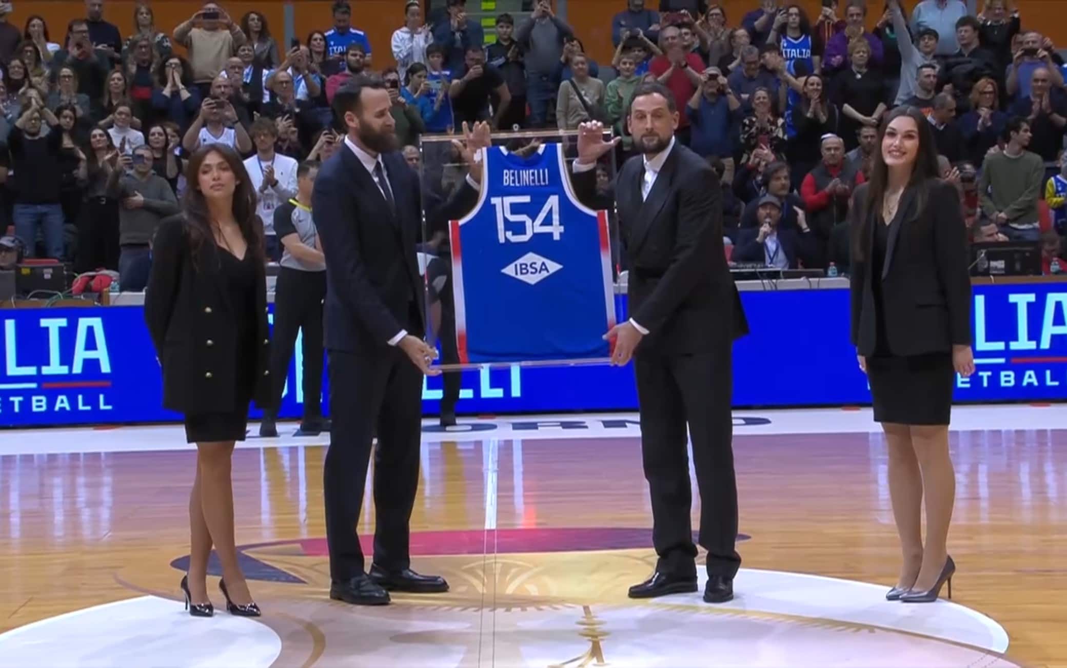 Italia-Gran Bretagna, Marco Belinelli premiato con una maglia speciale. VIDEO