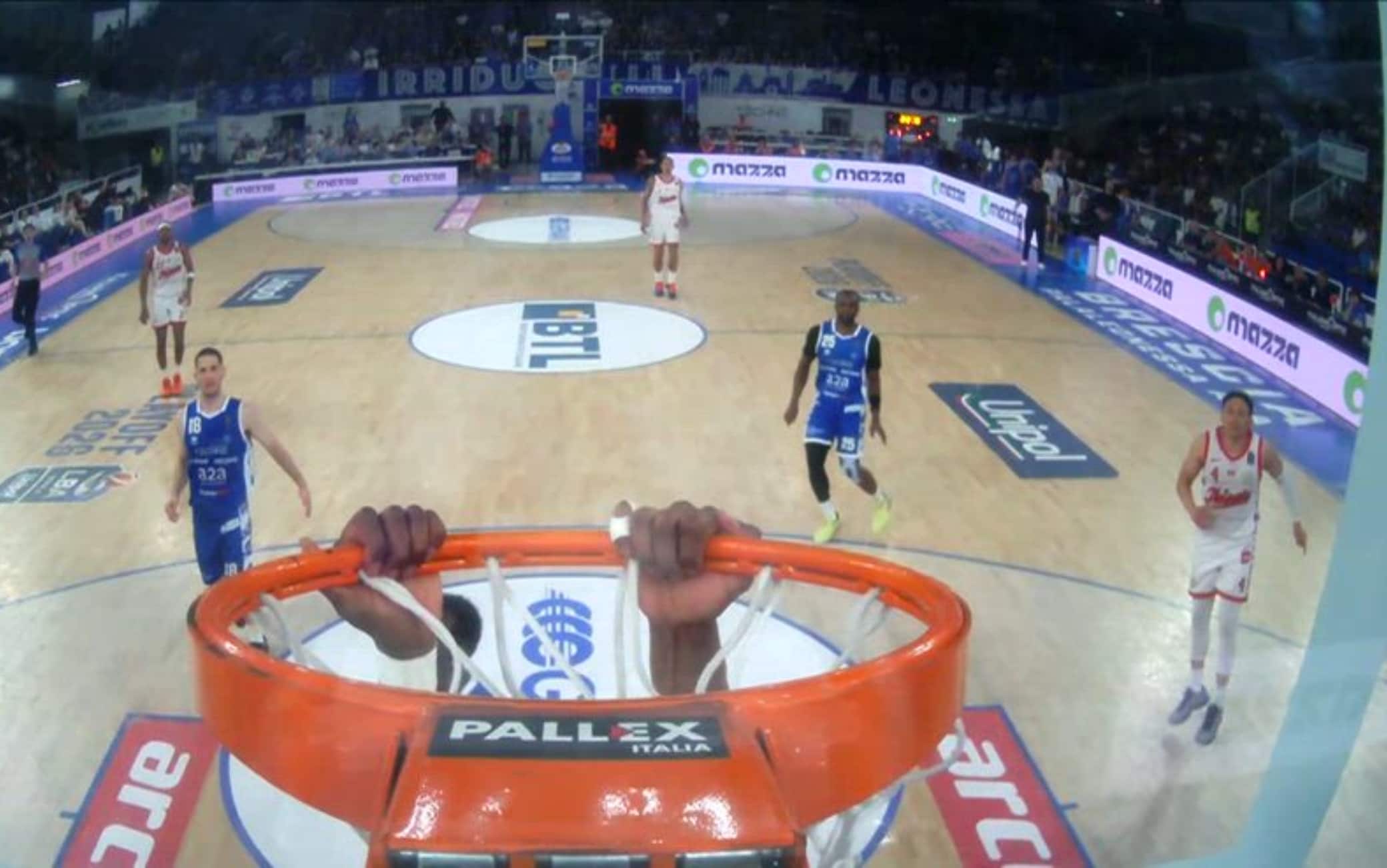 Ross e Brown: dall’errore alla schiacciata in alley-oop a Brescia in gara-5. VIDEO