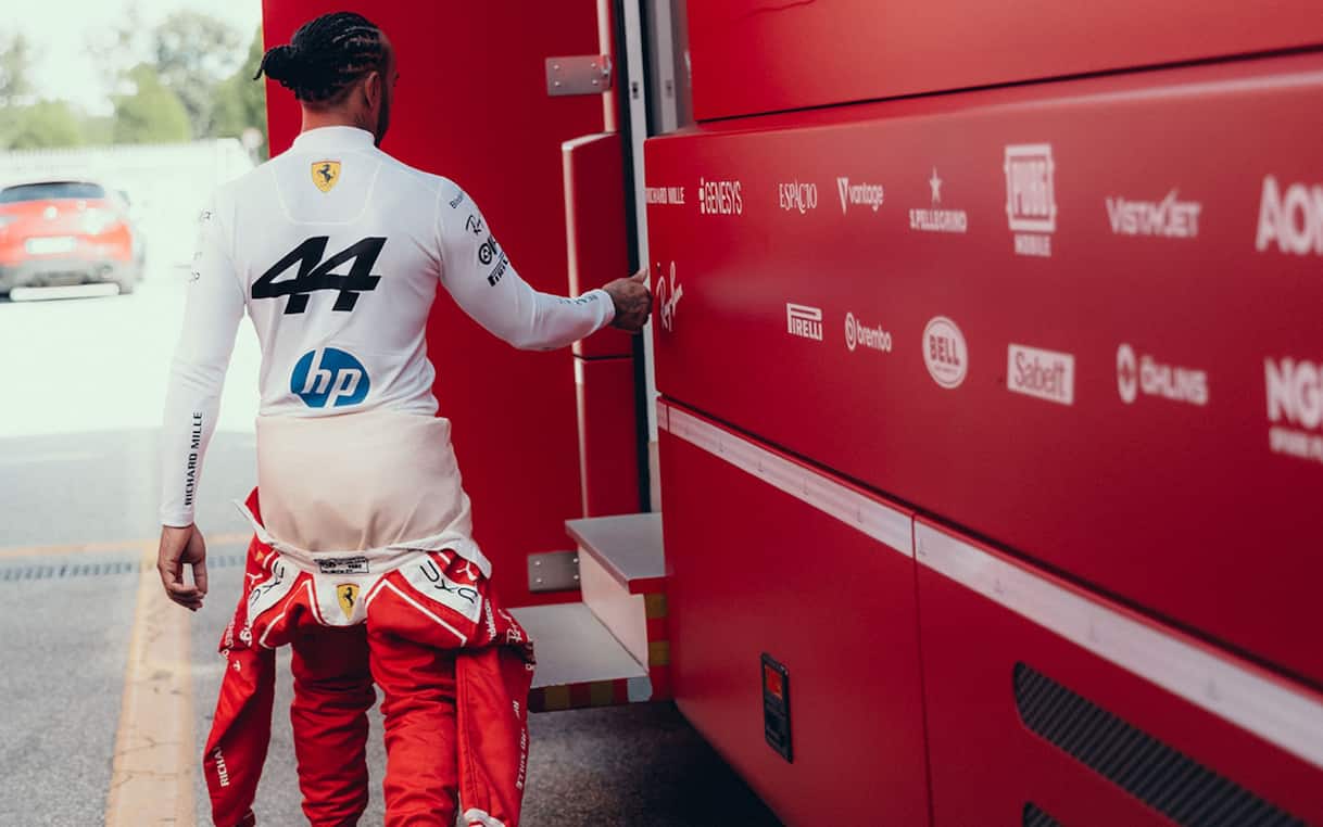 https://sport.sky.it/assets/images/3a00b0cb07d043ffdd141eab567c6cda34e729cd/skysport/it/motori/formula-1/video/2026/05/21/hamilton-arsenal-vittoria-premier-league-1099804/f1_ferrari_twitter_hamilton_2026_2.jpg?im=Resize,width=1218