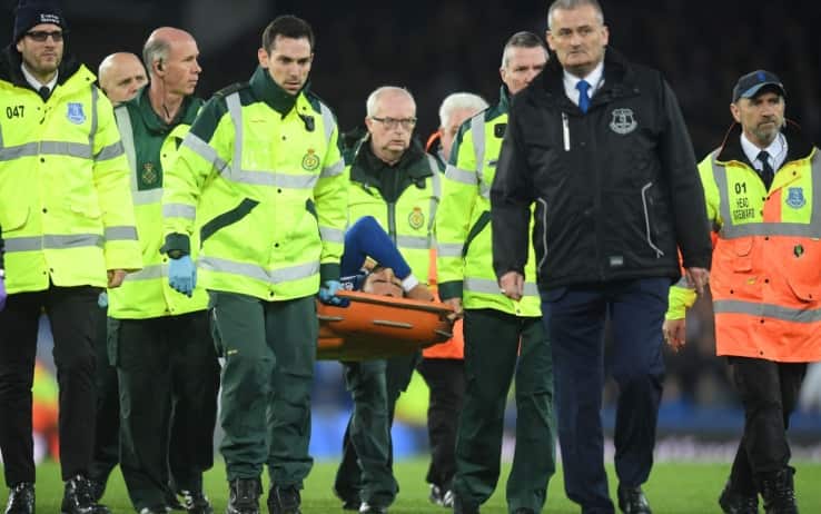 Gomes esce in barella tra gli applausi dello stadio