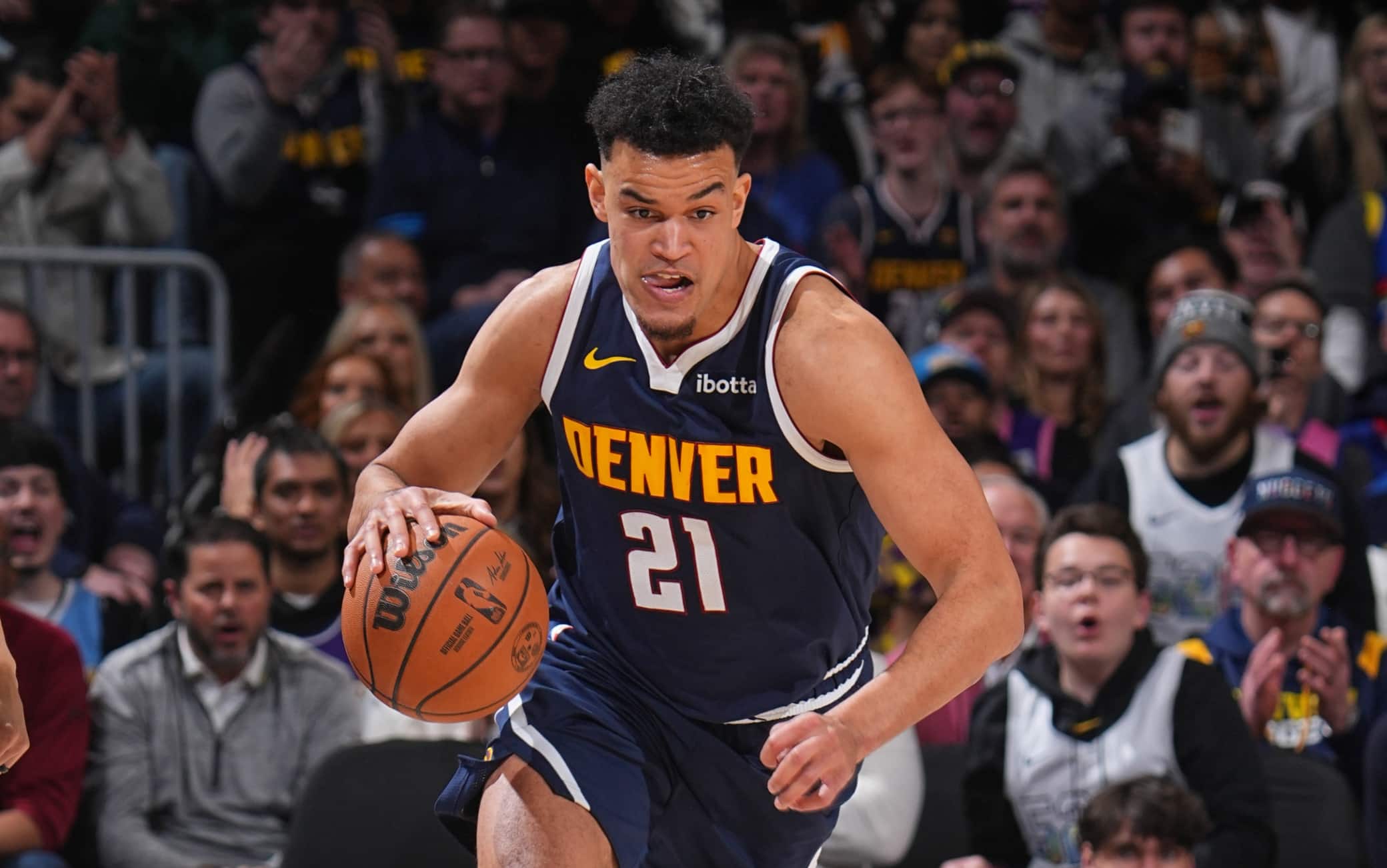 Mercato NBA, Denver conferma Spencer Jones, ma ora è costretta a cedere