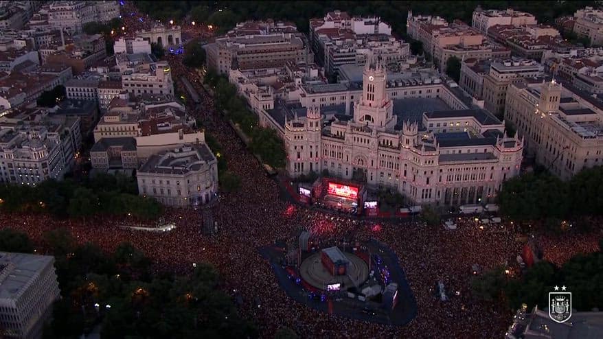 Festa Spagna, si scalda l'atmosfera a Plaza de Cibeles