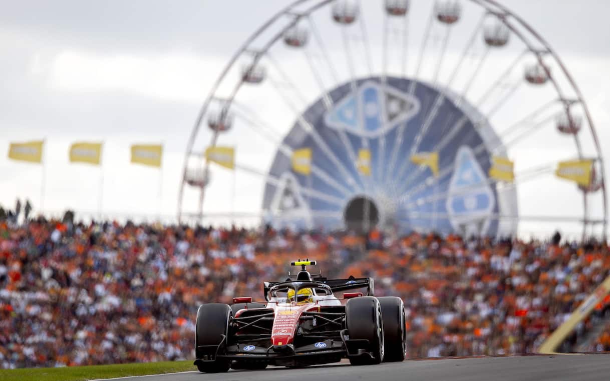 https://sport.sky.it/assets/images/3cc23fe9956a1078668d9a0430ab58f643bcea46/skysport/it/motori/formula-1/video/2026/08/23/f1-gp-olanda-ferrari-gene-commento-video-1119446/hamilton-olanda_ansa_ok.jpg?im=Resize,width=1218