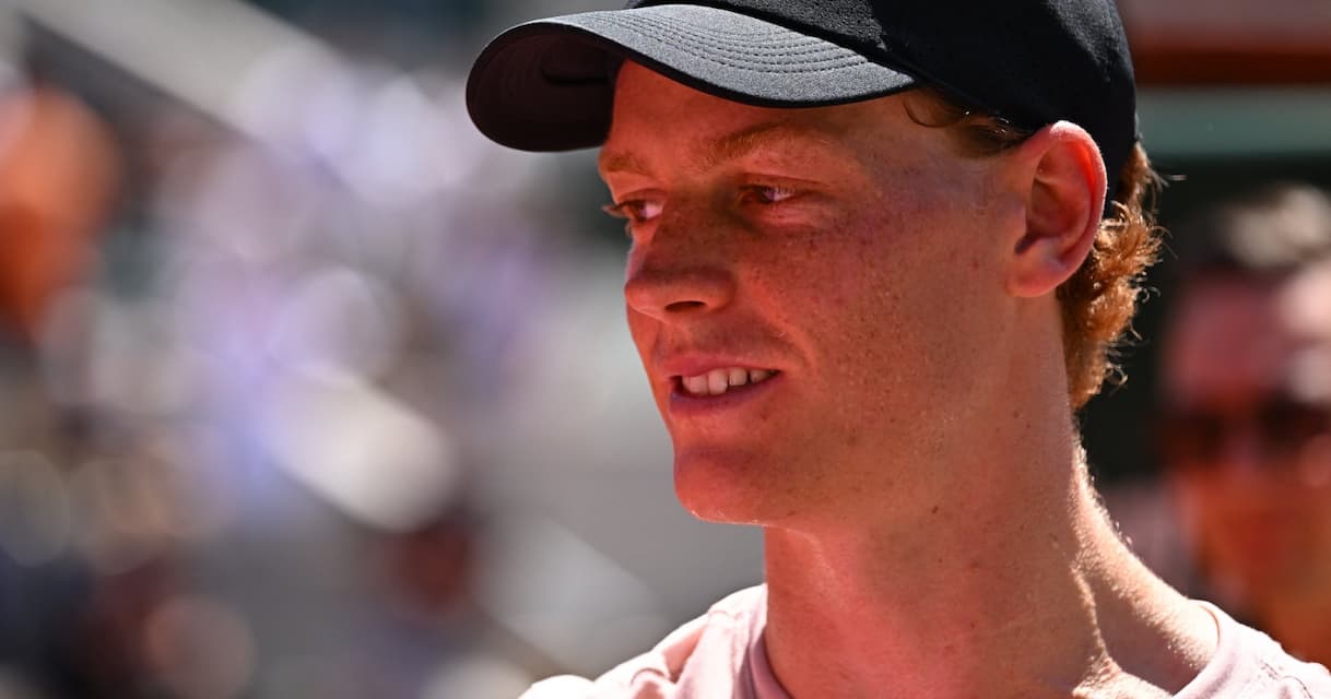 https://sport.sky.it/assets/images/3cd264a768f0d3781732f1914526c4eb19da6bfe/skysport/it/tennis/video/2026/05/23/sinner-roland-garros-allenamento-news-oggi-1100138/sinner_og_5.jpg?im=Resize,width=1218