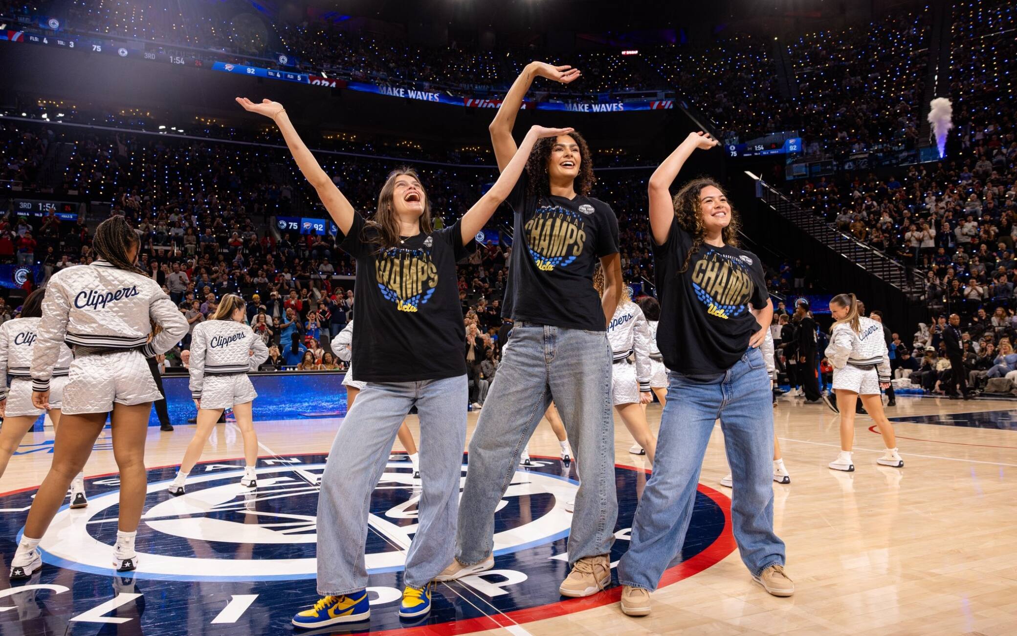 NBA, UCLA si scatena: le ragazze festeggiano il titolo NCAA ballando in casa dei Clippers