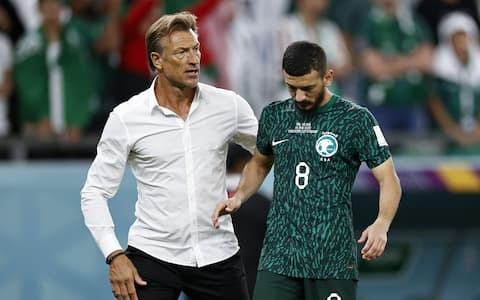 DOHA - (LR) Saudi Arabia coach Herve Renard, Abdulelah Al Malki of Saudi Arabia during the FIFA World Cup Qatar 2022 group C match between Poland and Saudi Arabia at Education City Stadium on November 26, 2022 in Doha, Qatar. AP | Dutch Height | MAURICE OF STONE
