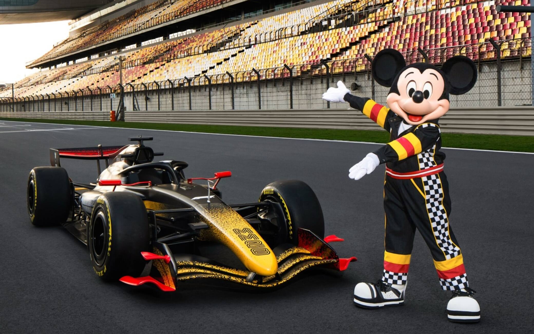 F1 in Cina, a Shanghai c'è anche Topolino con la sua monoposto. VIDEO