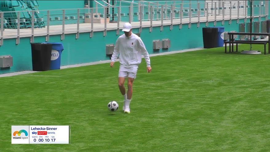 Pioggia a Miami, Sinner si riscalda con il pallone da calcio