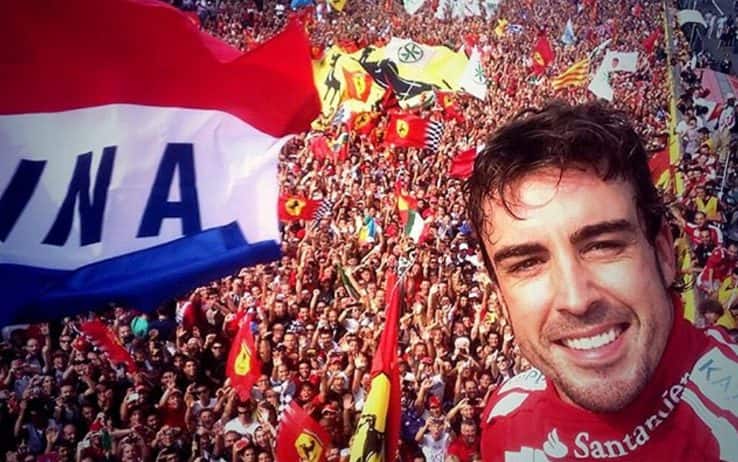 Fernando Alonso sul podio di Monza nel 2010 (Twitter)