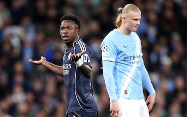 epa12828348 Erling Haaland (R) of Manchester City walks past Vinicius Jr. of Real Madrid during the UEFA Champions League Round of 16 2nd leg match between Manchester City and Real Madrid in Manchester, Great Britain, 17 March 2026.  EPA/ADAM VAUGHAN