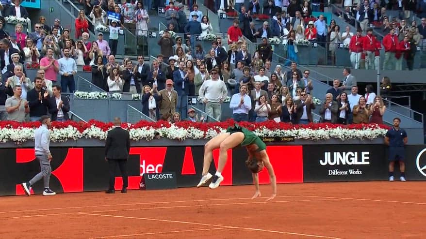 Kostyuk, che esultanza: capriola all'indietro!