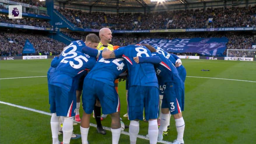 Nel cerchio del Chelsea ci finisce anche... l'arbitro! Video