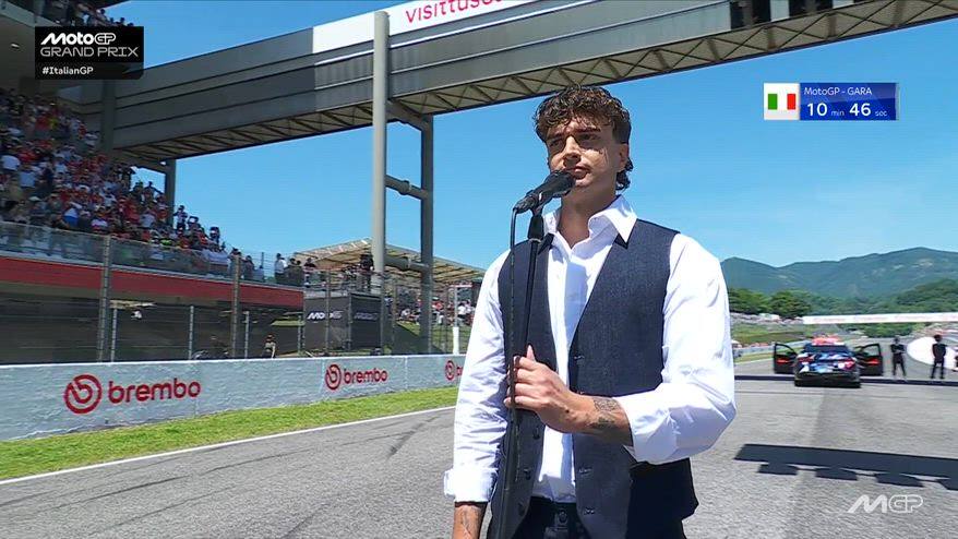 Mugello, l'Inno di Mameli e le Frecce volano sulla griglia