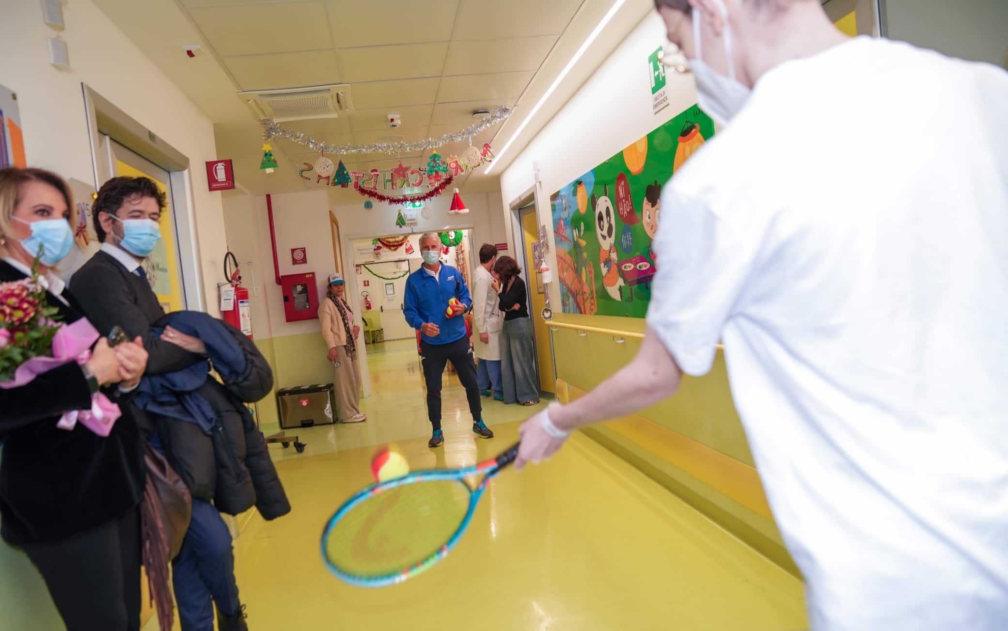 Un bambino ricoverato al Gemelli che gioca a tennis con un istruttore della Federazione