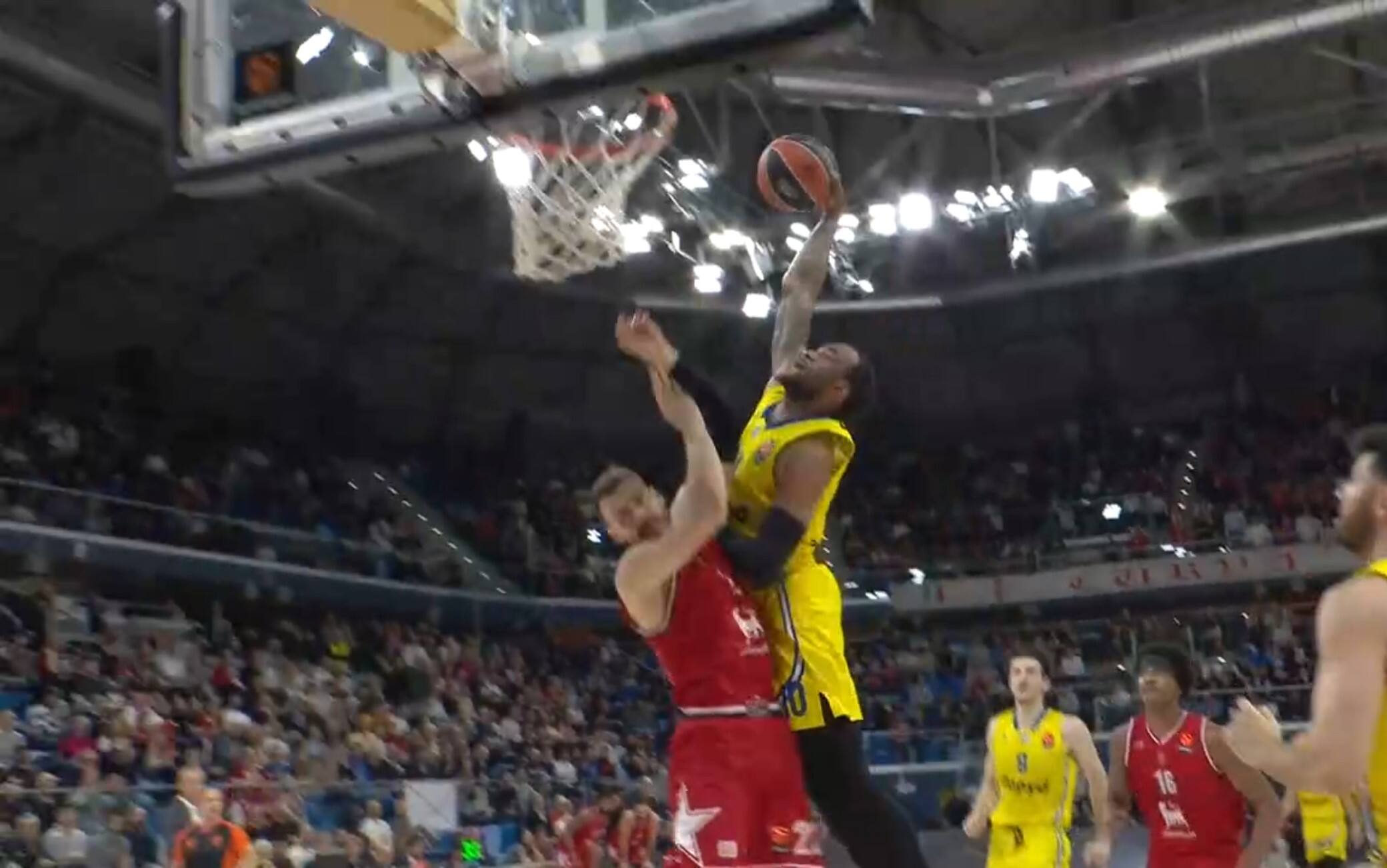 Schiacciata brutale di Brissett, posterizzato Guduric. VIDEO