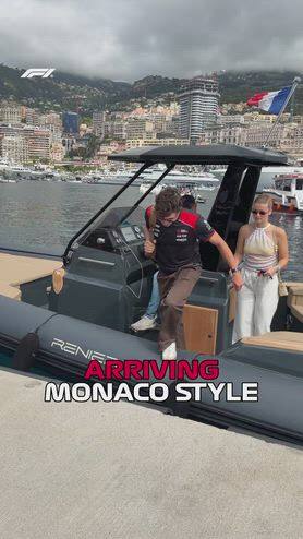 Solo a Monte-Carlo: l'arrivo (in barca) dei piloti F1