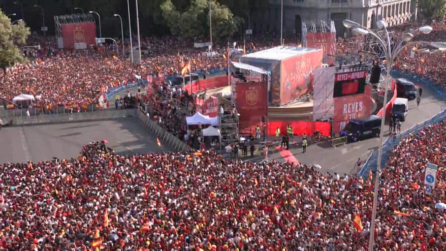 Spagna, festa Mondiale: tifosi in attesa a Plaza de Cibeles 