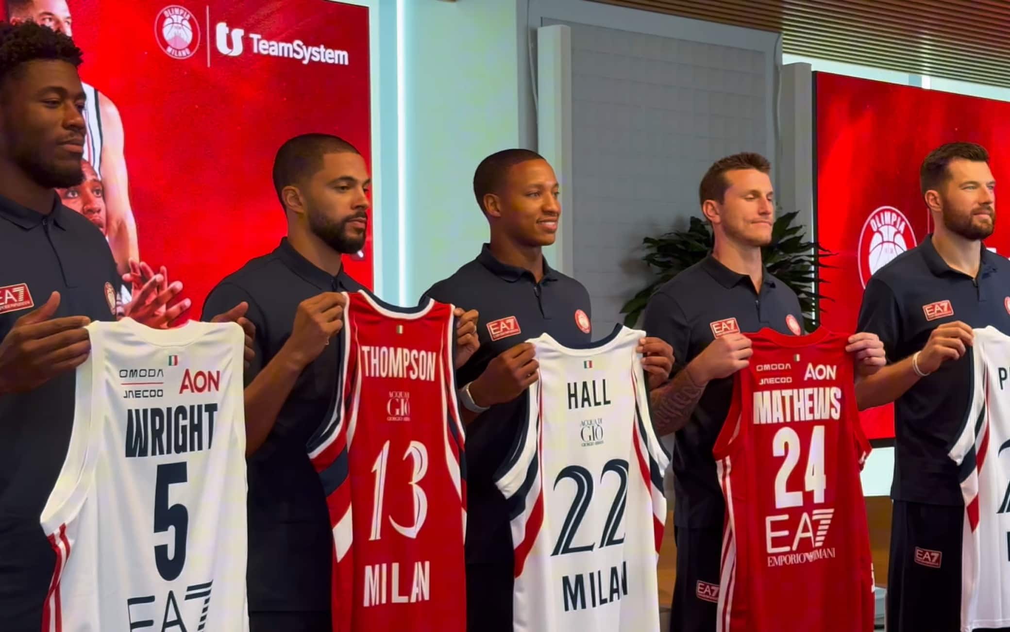 Basket, l'Olimpia Milano presenta gli 8 nuovi acquisti: da Akele a Wright. VIDEO