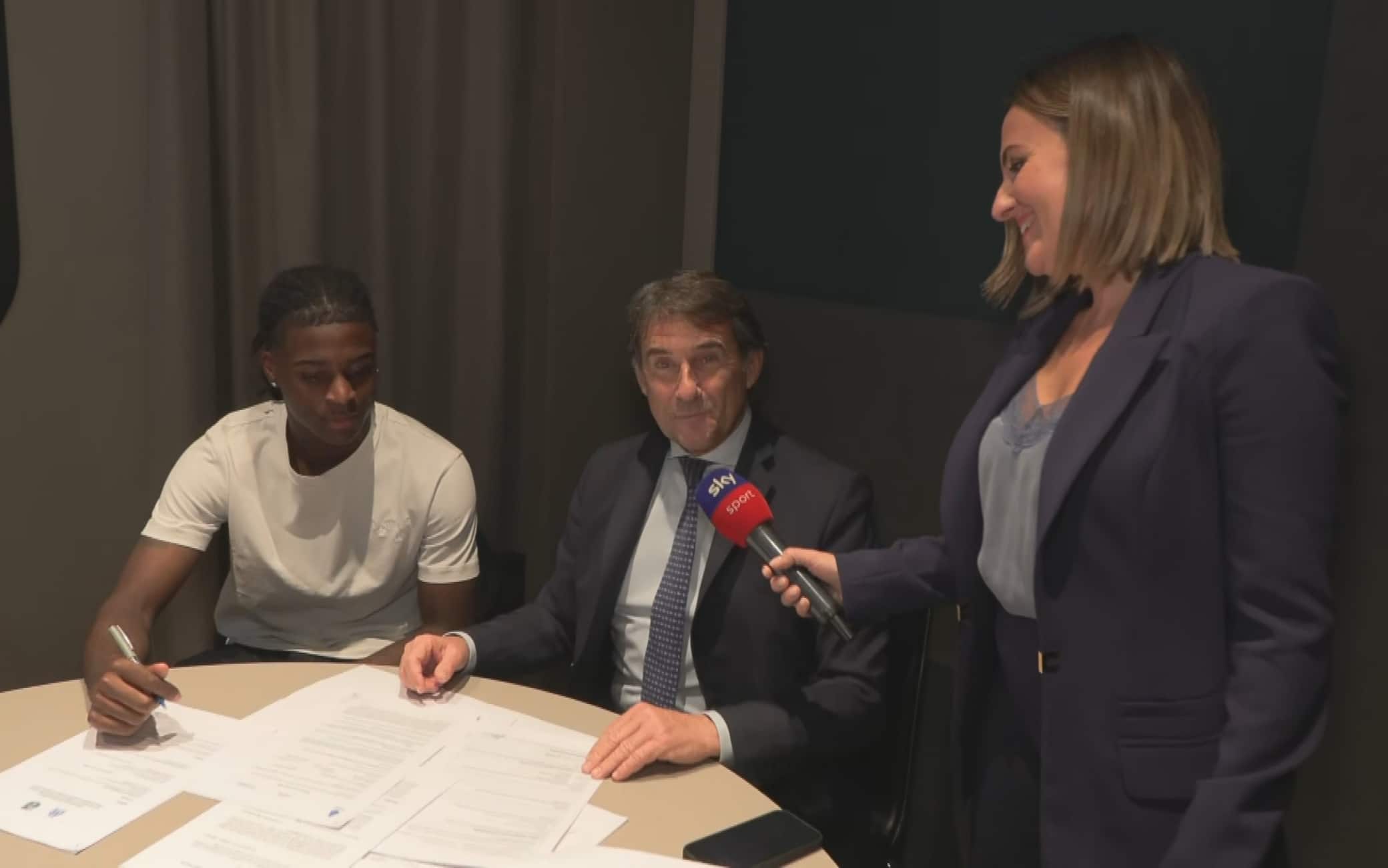 Sassuolo, la firma di Bakola con l'Ad Carnevali in diretta su Sky Sport. VIDEO