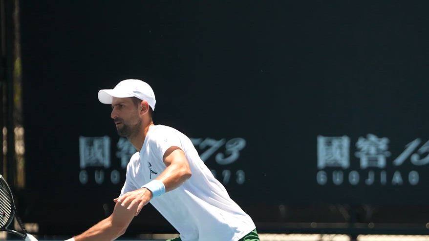 Djokovic gioca lunedì: l'allenamento agli Australian Open