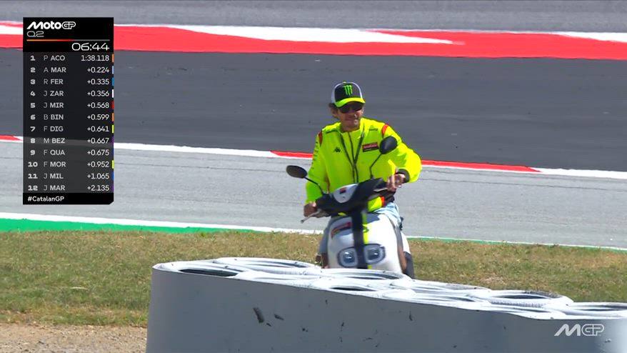 Valentino Rossi "in pista" a Barcellona ma... in scooter!