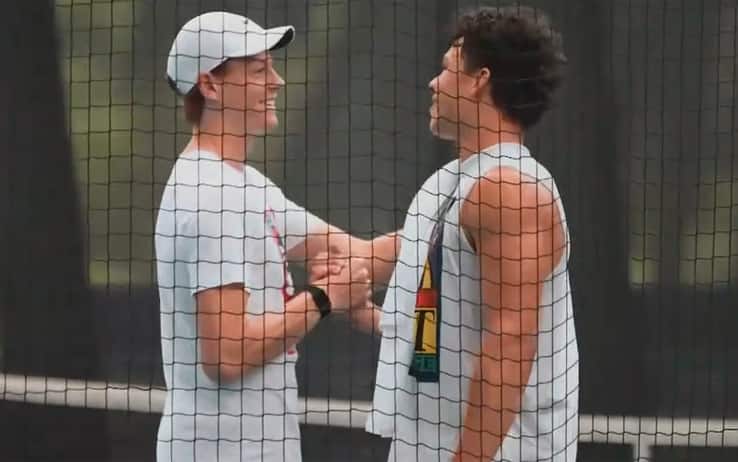 Sinner agli Australian Open, sparring mancino in allenamento. E incrocia Shelton... VIDEO