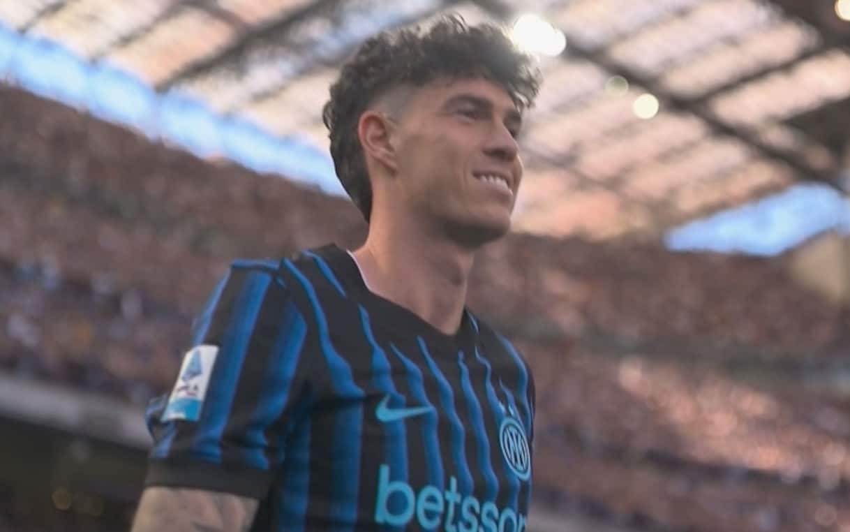 https://sport.sky.it/assets/images/4183b96a006afc659f8263792f5c2fe2b243560b/skysport/it/calcio/serie-a/2026/05/17/inter-scudetto-premiazione-foto/inter_festa_scudetto_bastoni.jpg?im=Resize,width=1218