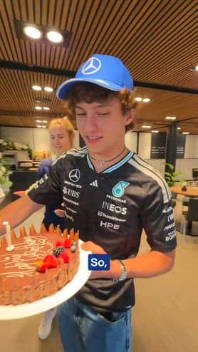 Kimi colpisce ancora: stavolta torta in faccia al papà