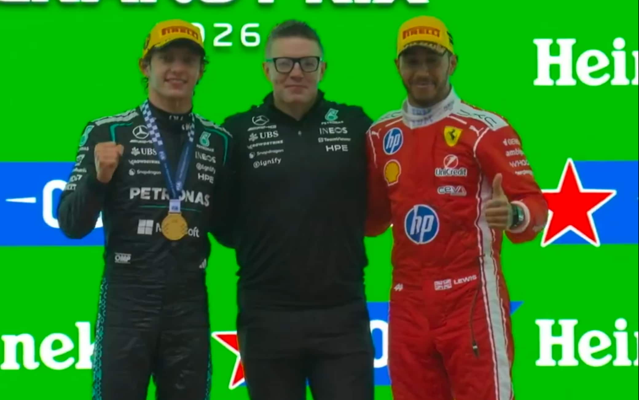 F1, Bono sul podio in Cina: la foto speciale tra Lewis Hamilton e Kimi Antonelli