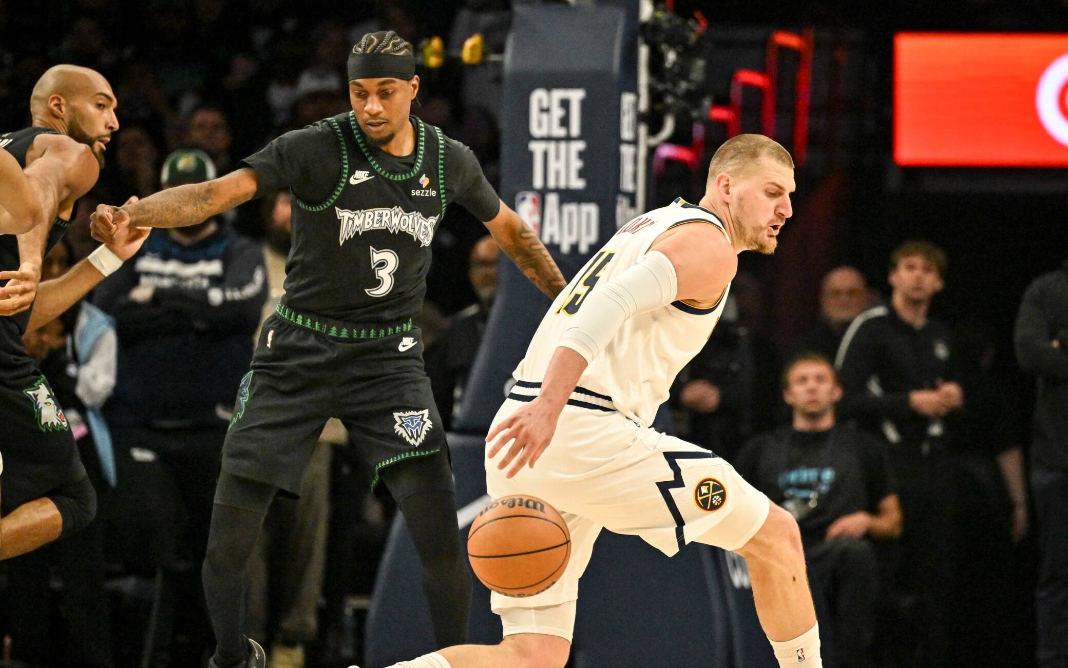 NBA, Minnesota alza il muro e Denver non segna più: la difesa dei T'Wolves domina gara-3