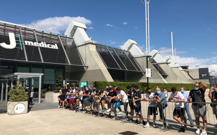 tifosi Juve davanti all'entrata dello JMedical