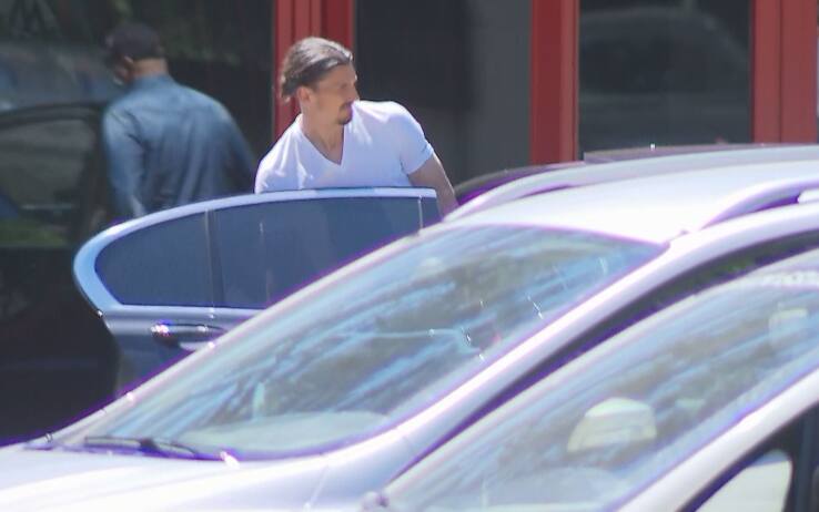 Ibrahimovic lascia Milanello senza stampelle (foto SKY)