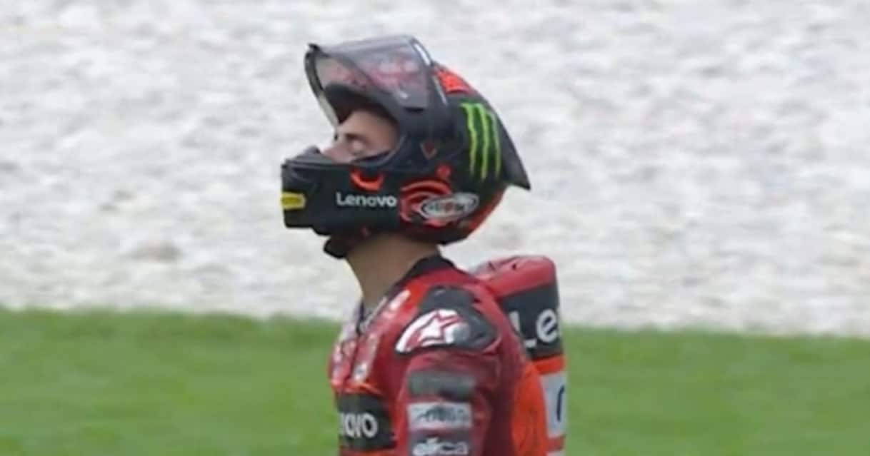 GBagnaia, caduta nella Sprint Race del GP Malesia a Sepang. VIDEO | Sky ...