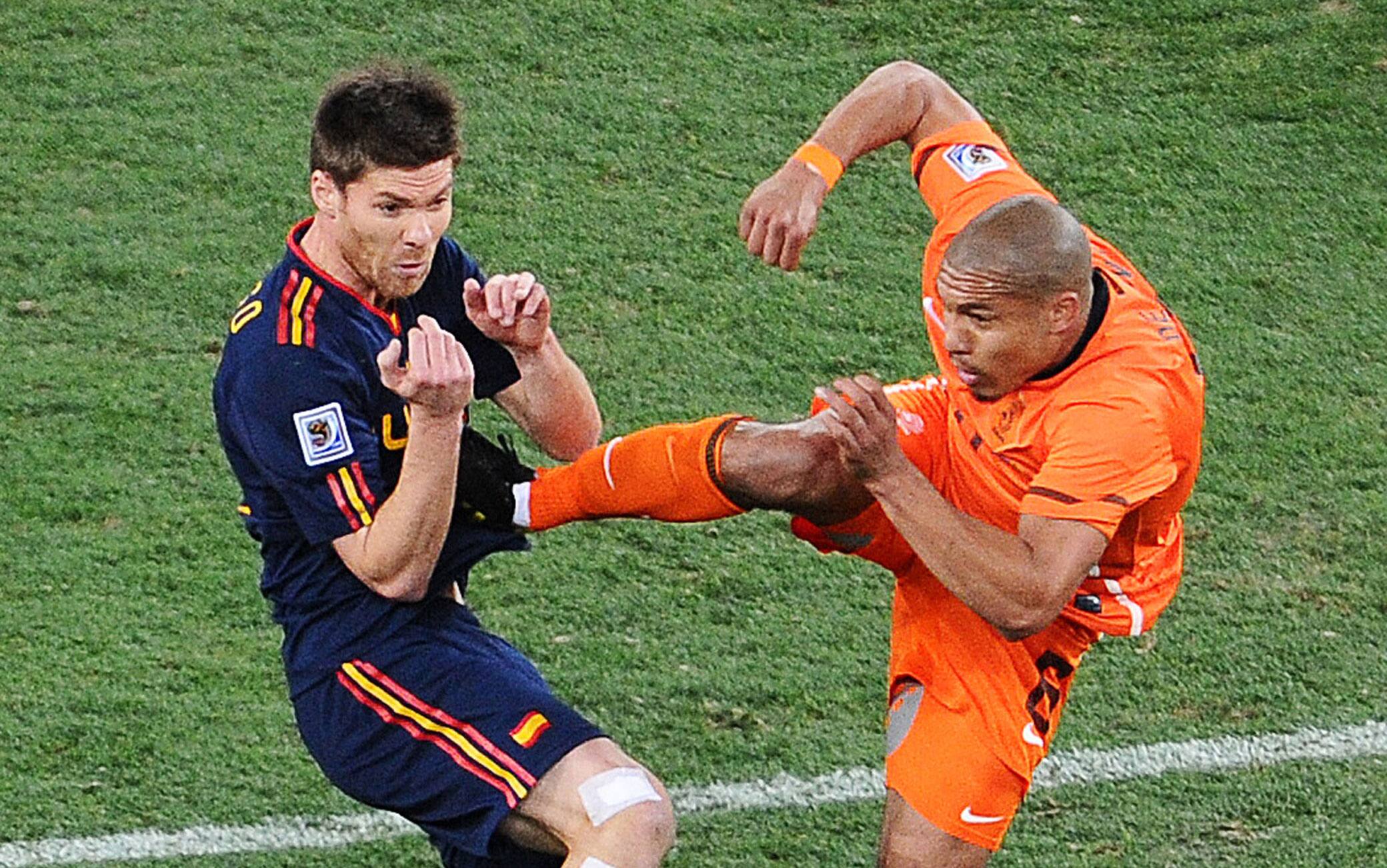 Mondiali di calcio, accadde oggi: il colpo da kung-fu di De Jong su Xabi Alonso