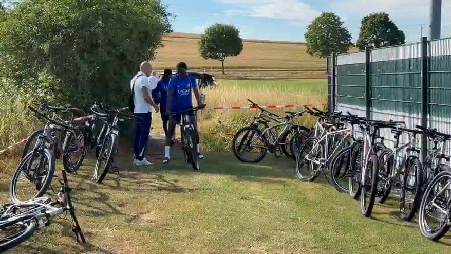 Inter, i giocatori arrivano in ritiro.. in bicicletta!