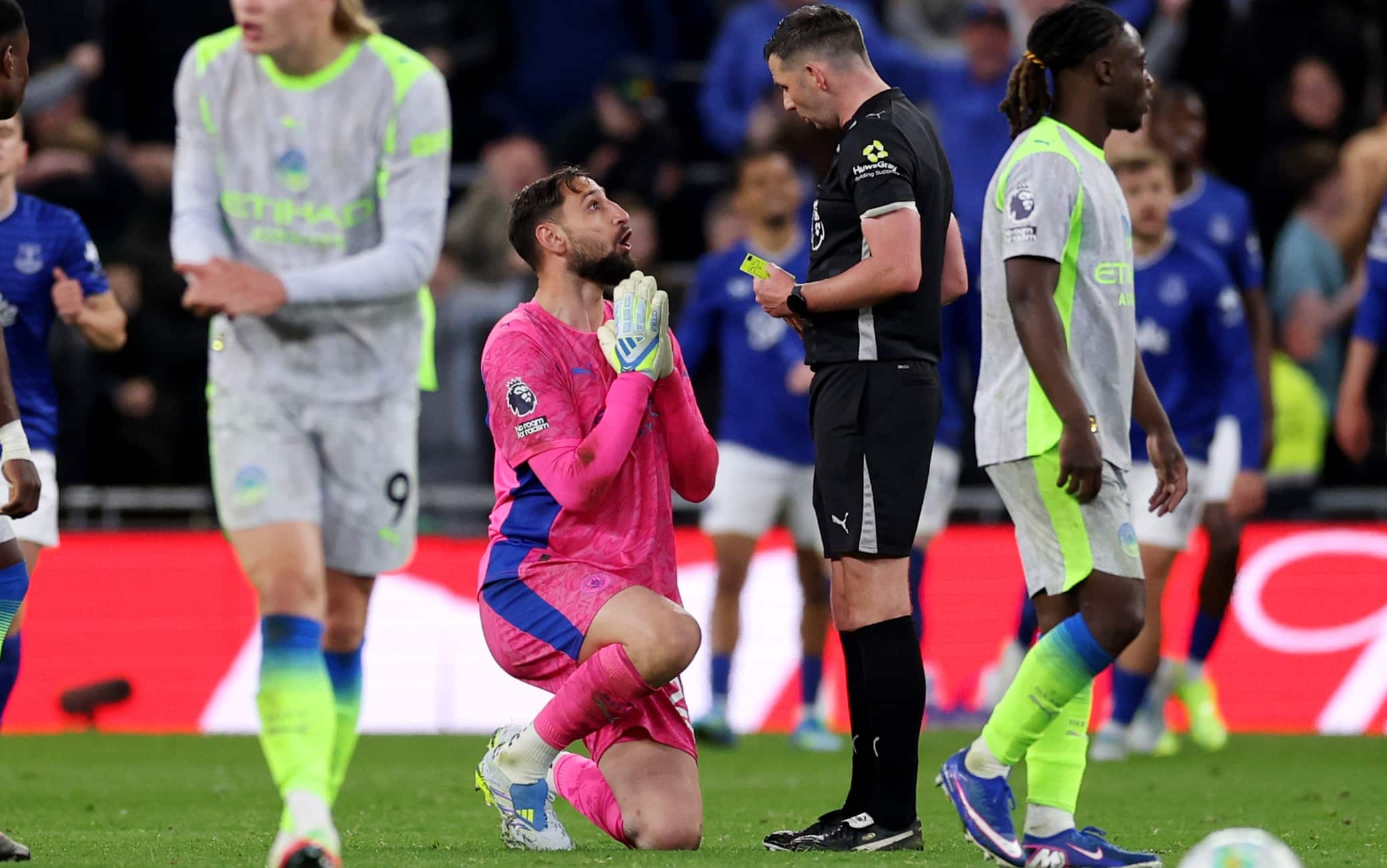 Everton-Manchester City, Donnarumma protesta... in ginocchio! E viene ammonito