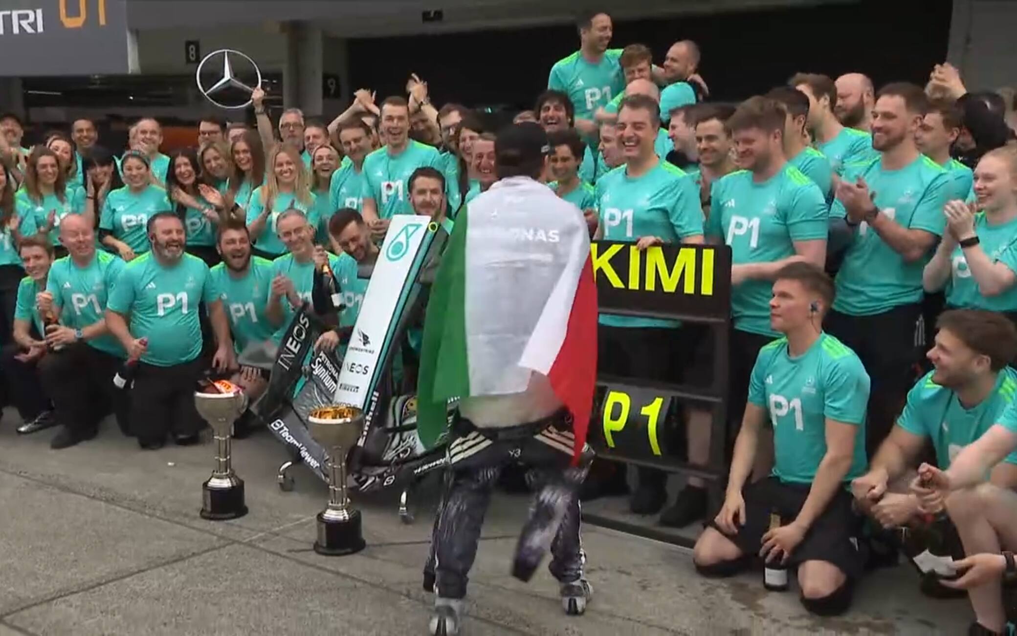 F1, Antonelli: con il Tricolore e l'ala 'bestiale' alla festa per il successo in Giappone