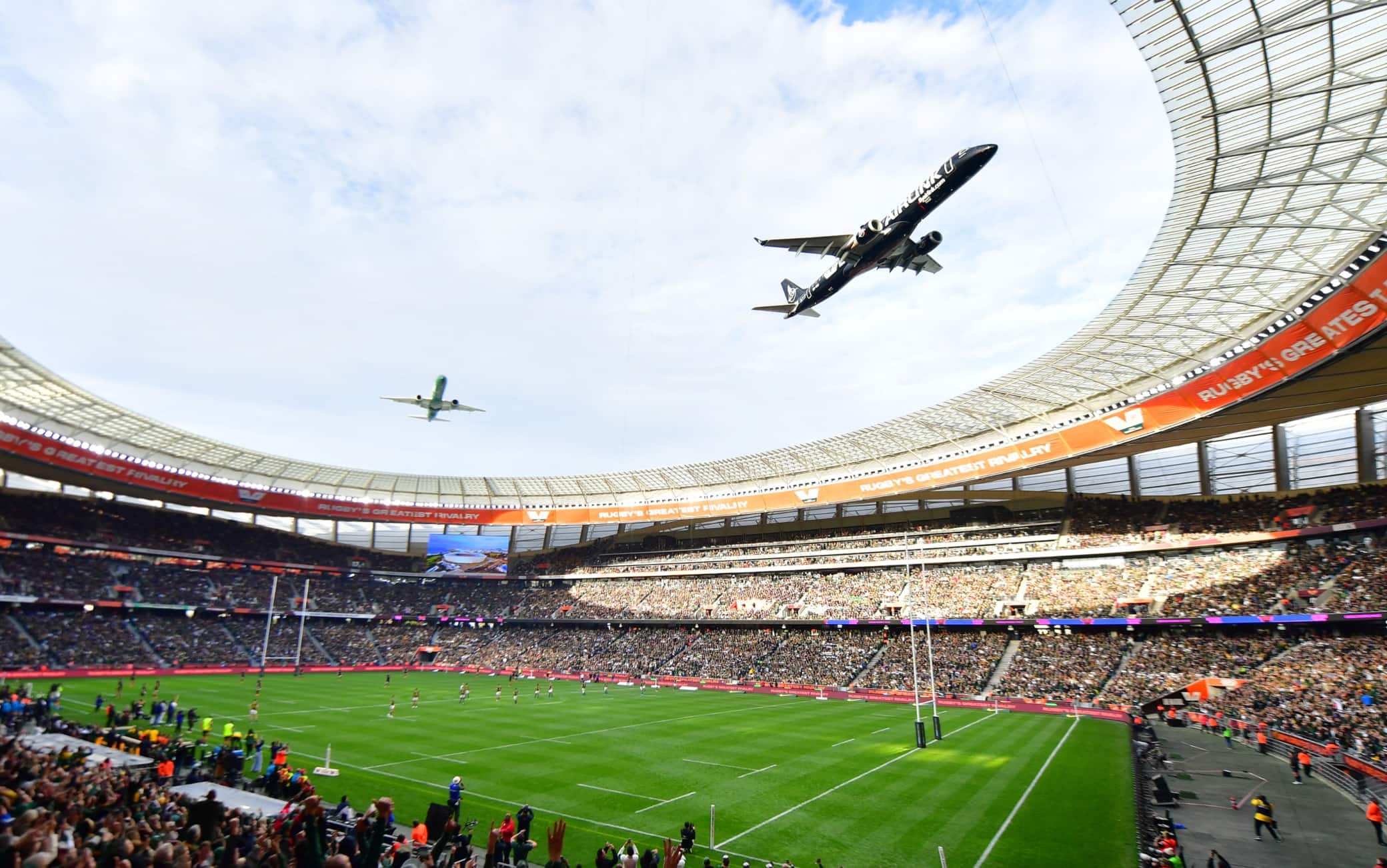 Due aerei di linea sfiorano il tetto di uno stadio in Sudafrica