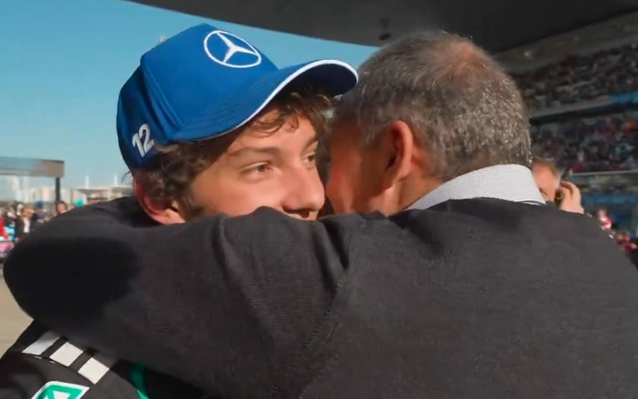 F1, emozione Antonelli: l'abbraccio con il papà dopo la pole. VIDEO