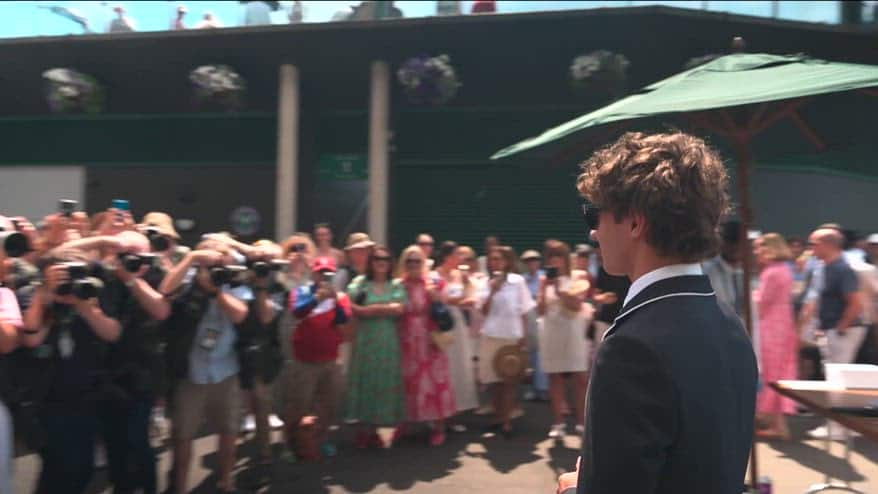 Kimi Antonelli, look british per l'arrivo a Wimbledon