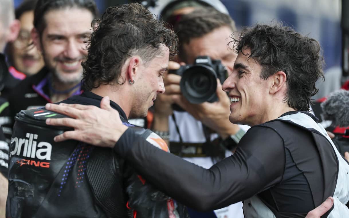 https://sport.sky.it/assets/images/451049a7a006ee66c7122a9484fd43fe6b997b62/skysport/it/motori/motogp/2026/06/25/motogp-ducati-aprilia-mondiale/bezzecchi_marc_marquez_ipa.jpg?im=Resize,width=1218