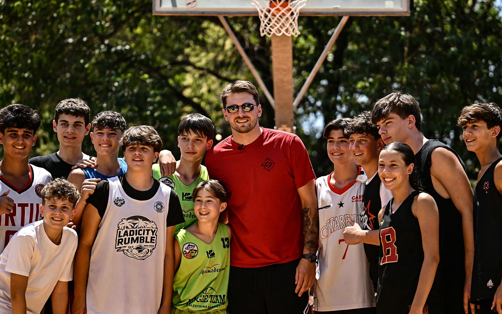 NBA, Luka Doncic ricambia le maglie ricevute a Roma con una dei Lakers. FOTO
