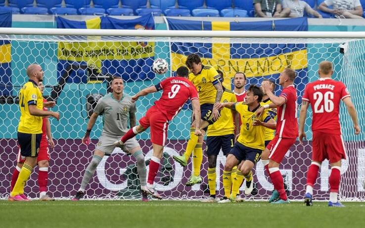 Polonia-Svezia: traversa di Lewandowski