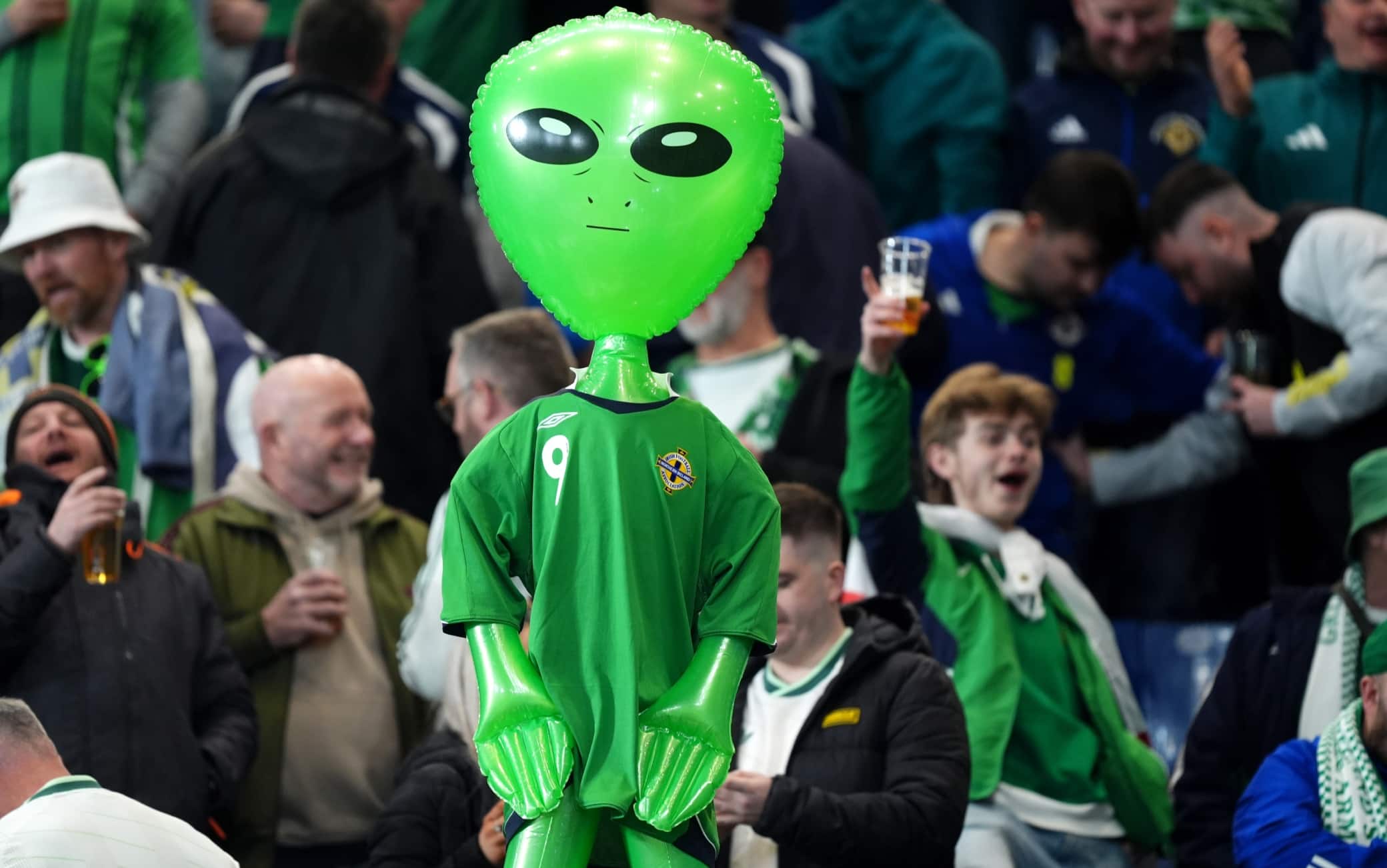 C'è anche un alieno tutto verde a Bergamo…