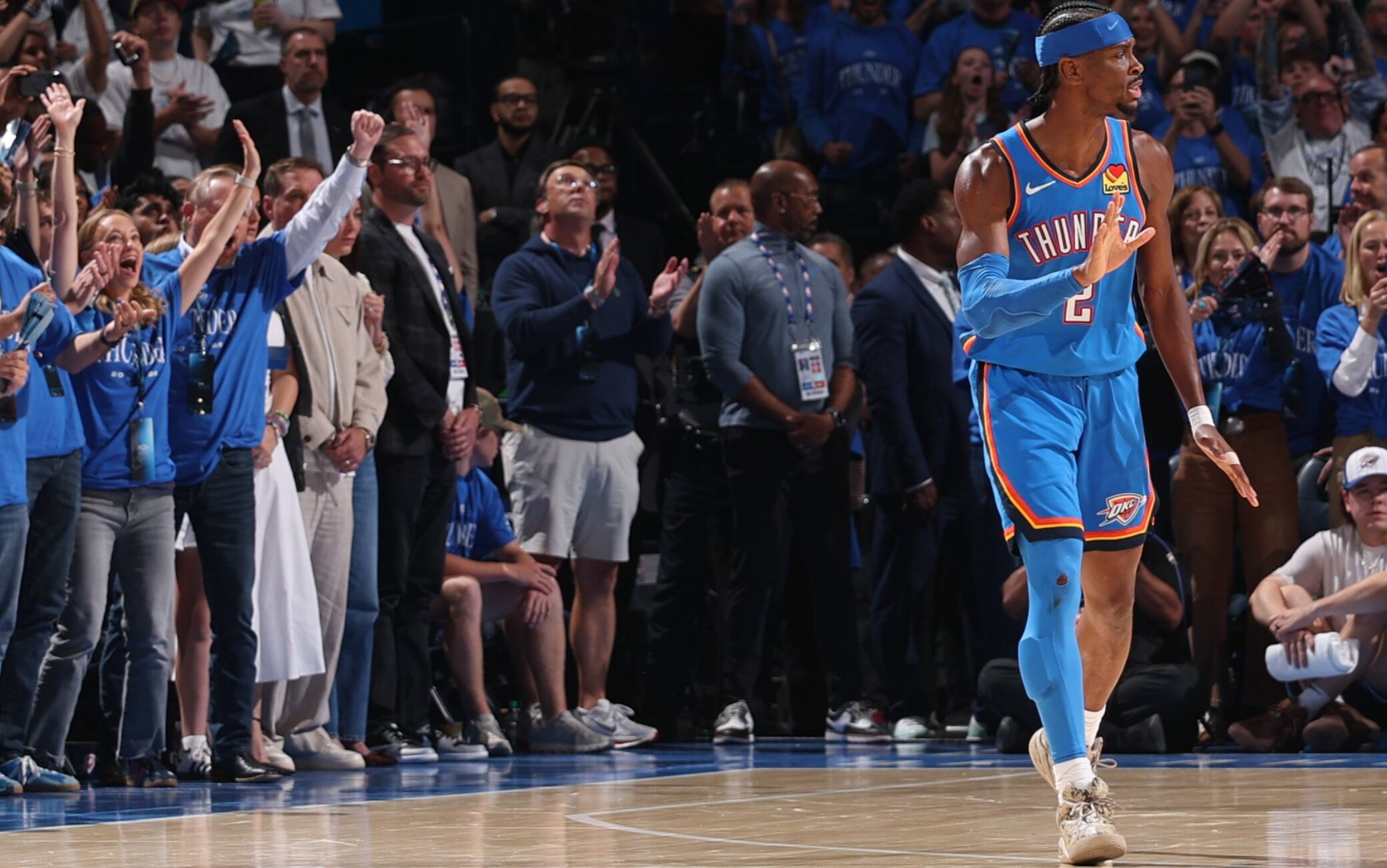 NBA, SGA segna il canestro decisivo di gara-2 e calma compagni e pubblico a OKC. VIDEO