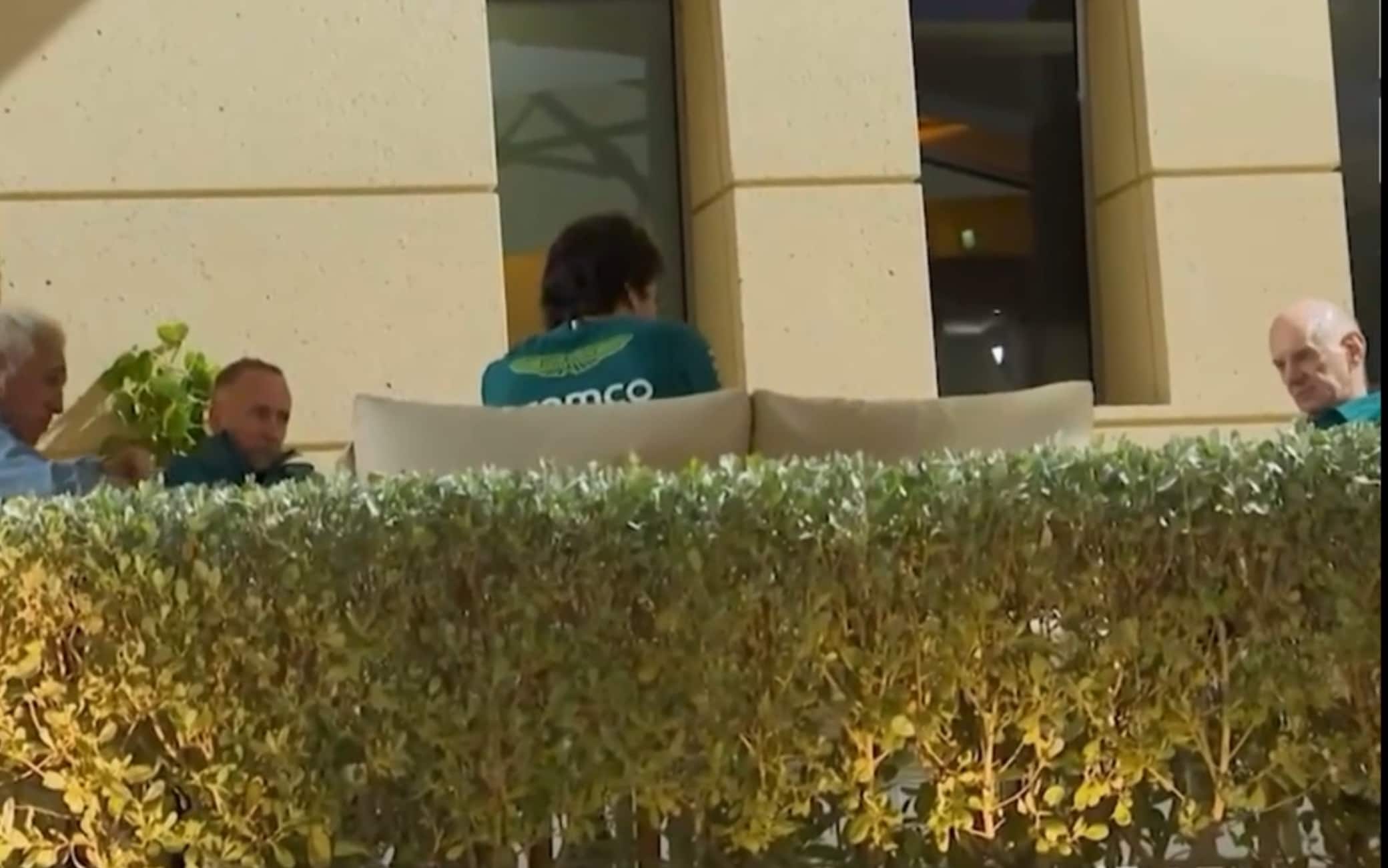 L'Aston non va: facce tese nel 'briefing' a Sakhir tra Newey e il boss Stroll. E Alonso...