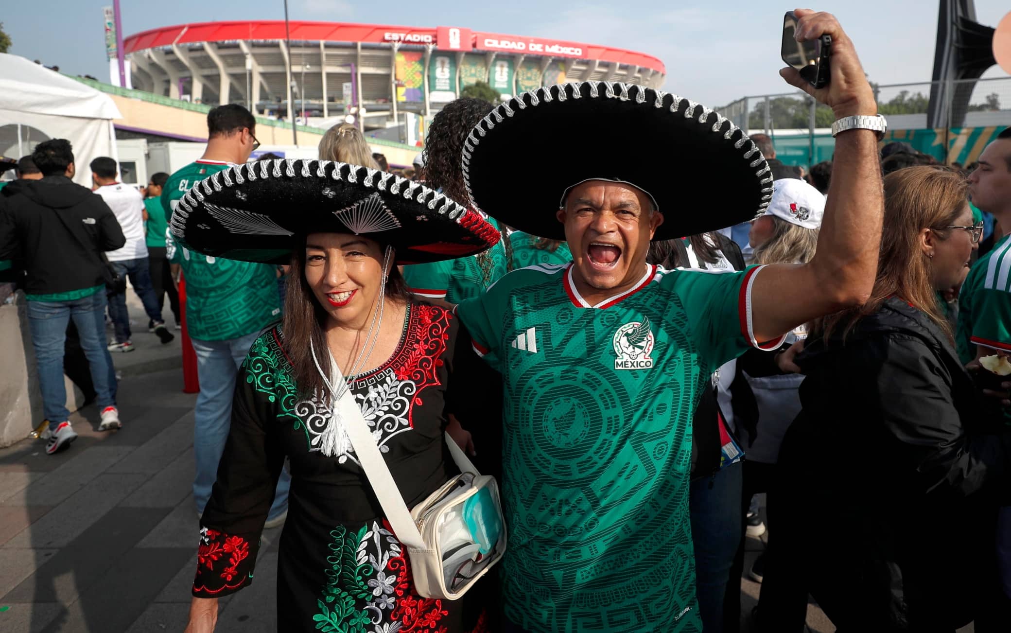 I tifosi messicani pronti all'entrata nello stadio, sale l'attesa!